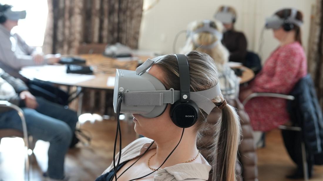 Merch yn edrych ar senario trwy dechneoleg VR